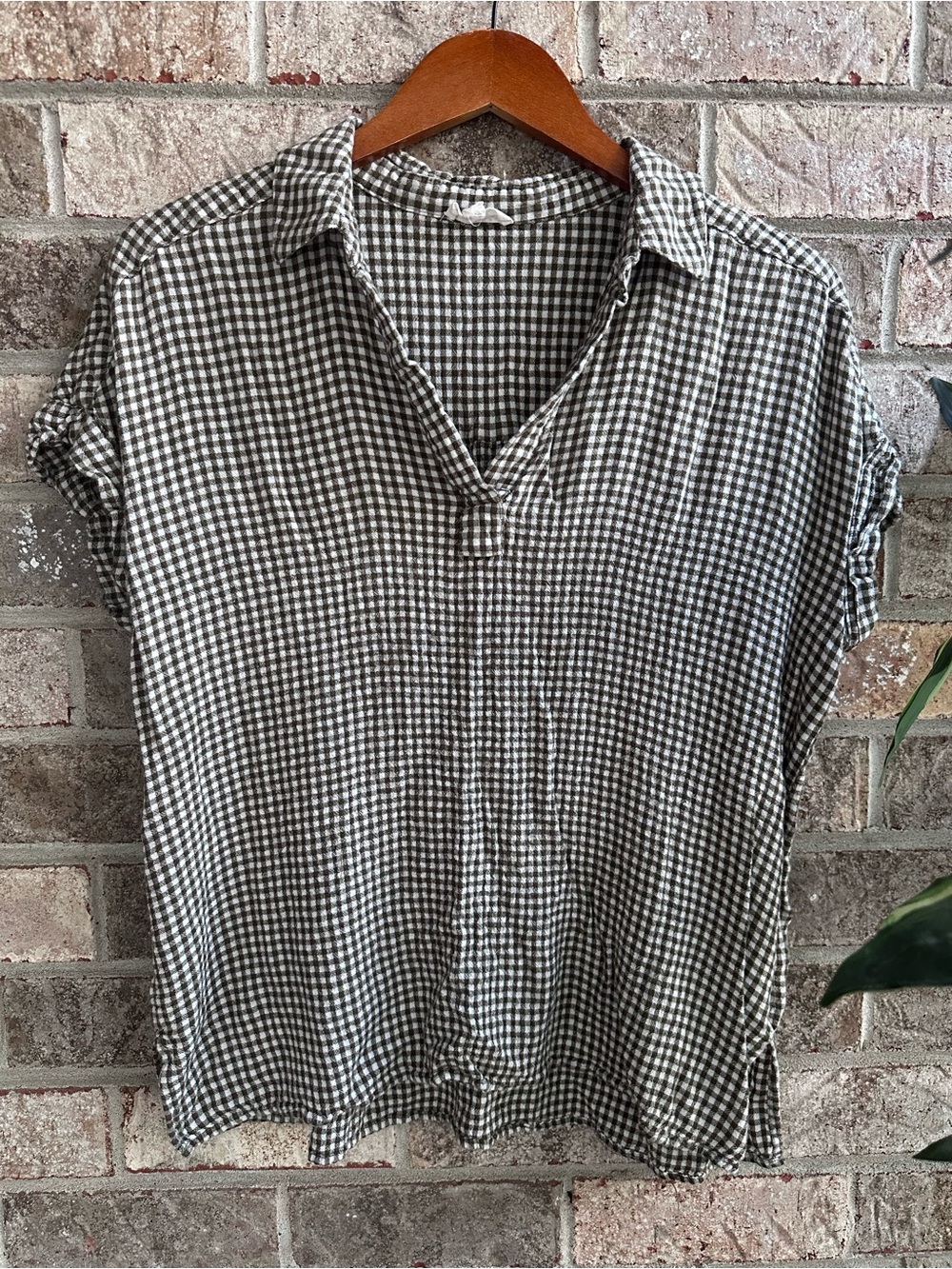 Jane & Delancey lightweight olive green & White Gingham Short-Sleeve Button Down